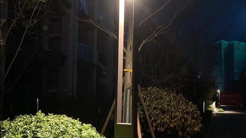 选择高杆灯时，需要关注以下几个关键参数：