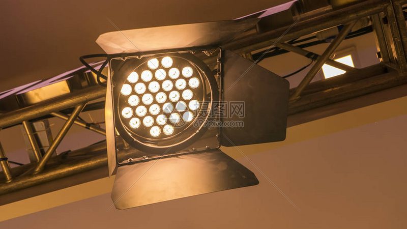 省外灯具批发安装费用如何计算？关键因素解析**